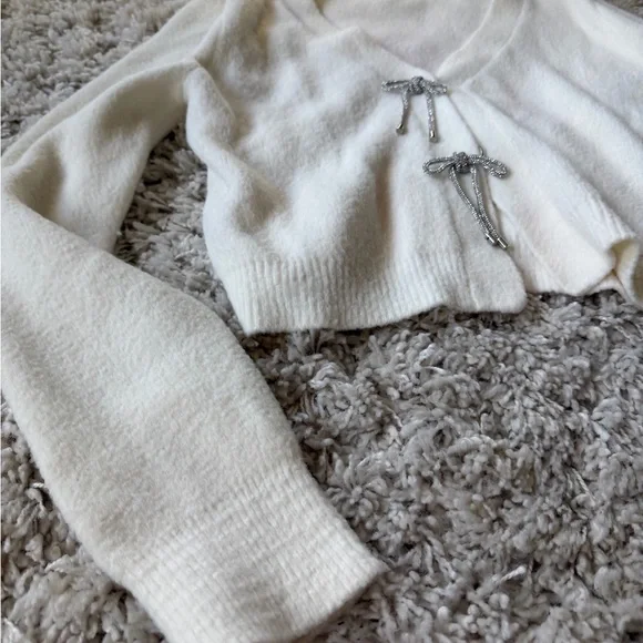 She + Sky Cream soft Cardigan with shiny beautiful Bow Accents - Picture 4 of 7